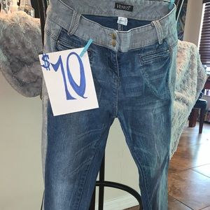 Venus light paneled with tied ankle.